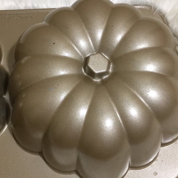 Nordic Ware The Great Pumpkin Pan  10 Cup - Picture 3 of 3